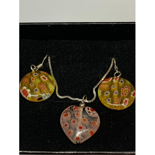 676 - A MURANO GLASS NECKLACE AND EARRING SET IN A PRESENTATION BOX