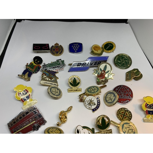 679 - A LARGE QUANTITY OF ASSORTED BADGES