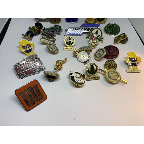 679 - A LARGE QUANTITY OF ASSORTED BADGES