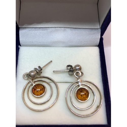 686 - A PAIR OF SILVER AND AMBER EARRINGS IN A PRESENTATION BOX