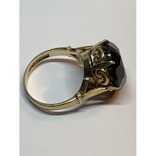 695 - A 9 CARAT GOLD RING WITH A SMOKEY QUARTZ STONE SIZE M\N