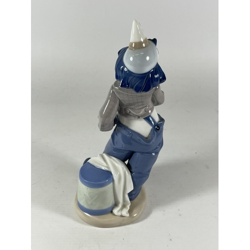 757 - A NAO LLADRO MODEL OF A CLOWN