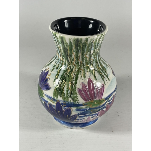 778 - AN ANITA HARRIS POTTERY FLORAL VASE, HEIGHT 15CM