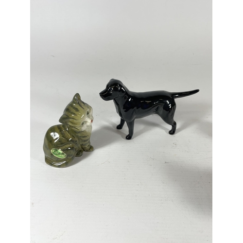 784 - A GROUP OF FOUR ANIMAL FIGURES TO INCLUDE BESWICK CAT, FOX & LABRADOR & ROYAL DOULTON DOGS IN BASKET