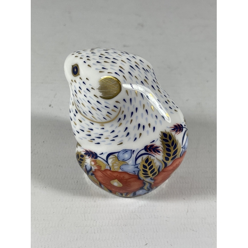 819 - A ROYAL CROWN DERBY POPPY MOUSE WITH GOLD STOPPER