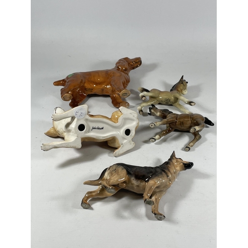 825 - A GROUP OF FIVE ANIMAL FIGURES TO INCLUDE BESWICK BROWN GLOSS COCKER SPANIEL ETC