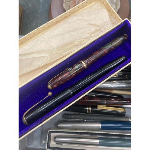 116 - A QUANTITY OF VINTAGE PENS TO INCLUDE PARKER FOUNTAIN PENS - ONE BOXED, CONWAY STEWART, ONE WITH A 1... 