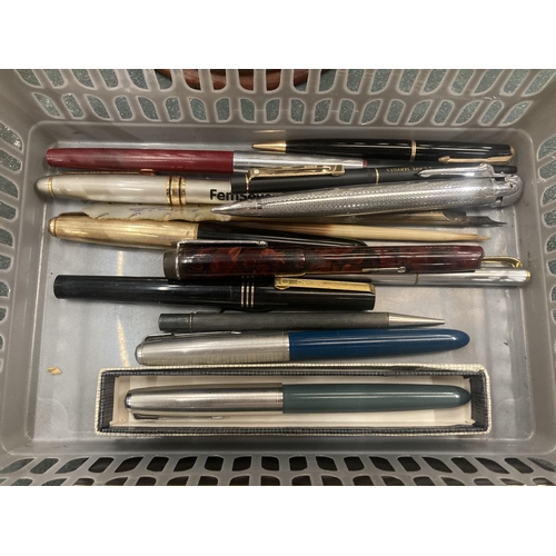 116 - A QUANTITY OF VINTAGE PENS TO INCLUDE PARKER FOUNTAIN PENS - ONE BOXED, CONWAY STEWART, ONE WITH A 1... 