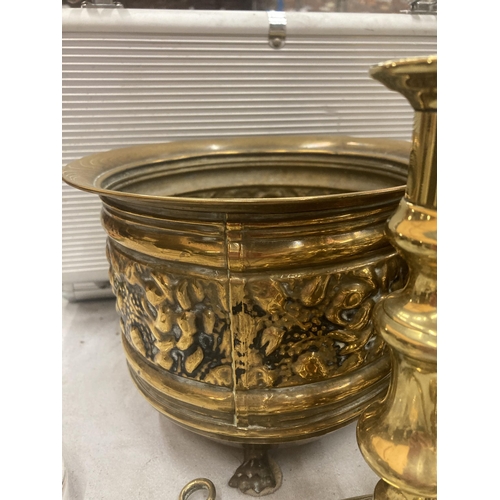 138 - A LARGE COLLECTION OF BRASSWARE TO INCLUDE A PLANTER, CANDLESTICKS, VASES, FIGURES, HORSE BRASSES, E... 