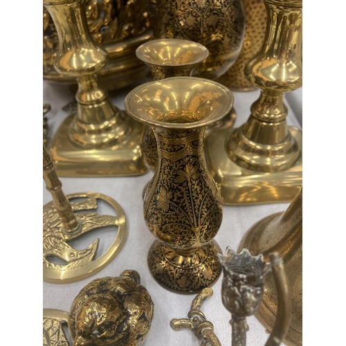 138 - A LARGE COLLECTION OF BRASSWARE TO INCLUDE A PLANTER, CANDLESTICKS, VASES, FIGURES, HORSE BRASSES, E... 