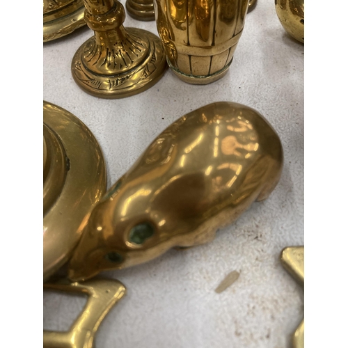 138 - A LARGE COLLECTION OF BRASSWARE TO INCLUDE A PLANTER, CANDLESTICKS, VASES, FIGURES, HORSE BRASSES, E... 