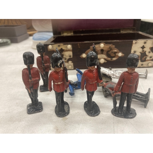 147 - A QUANTITY OF LEAD FIGURES IN A DECORATIVE WOODEN BOX