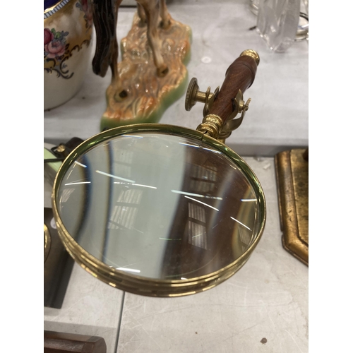 154 - A VINTAGE STYLE MAGNIFYING GLASS ON A BRASS STAND AND WOODEN BASE HEIGHT APPROX 26CM