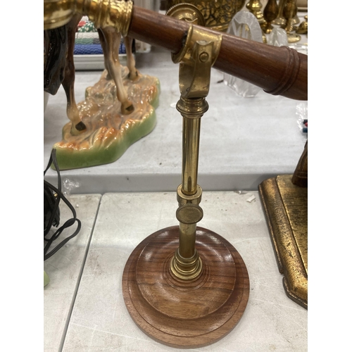 154 - A VINTAGE STYLE MAGNIFYING GLASS ON A BRASS STAND AND WOODEN BASE HEIGHT APPROX 26CM