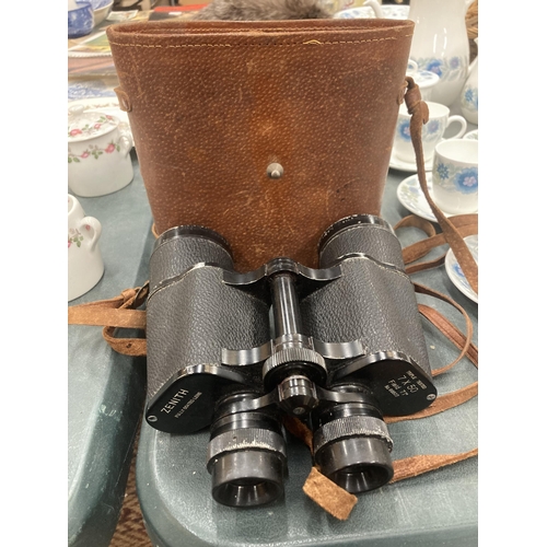 409 - A PAIR OF ZENITH 7 X 50 FIELD BINOCULARS IN A LEATHER CASE