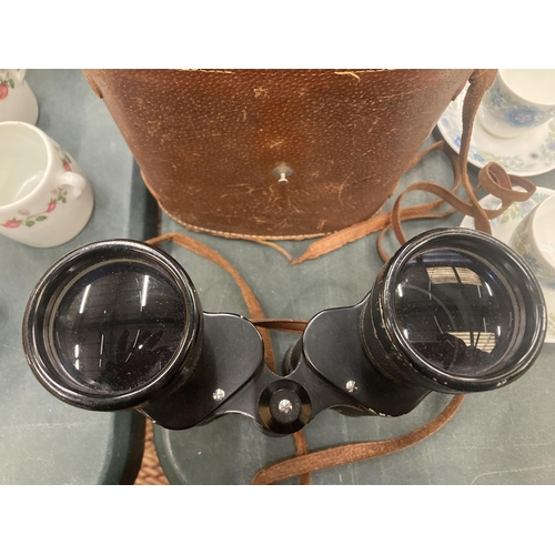 409 - A PAIR OF ZENITH 7 X 50 FIELD BINOCULARS IN A LEATHER CASE