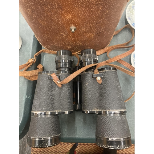 409 - A PAIR OF ZENITH 7 X 50 FIELD BINOCULARS IN A LEATHER CASE