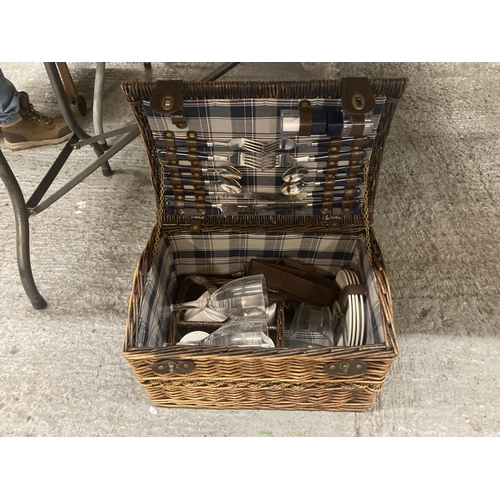 430 - A PICNIC HAMPER AND ACCESSORIES