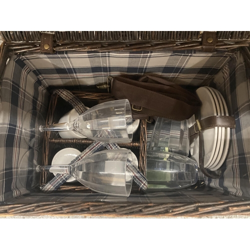 430 - A PICNIC HAMPER AND ACCESSORIES