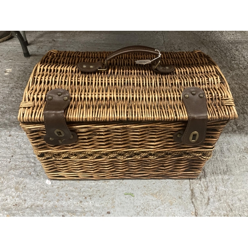 430 - A PICNIC HAMPER AND ACCESSORIES