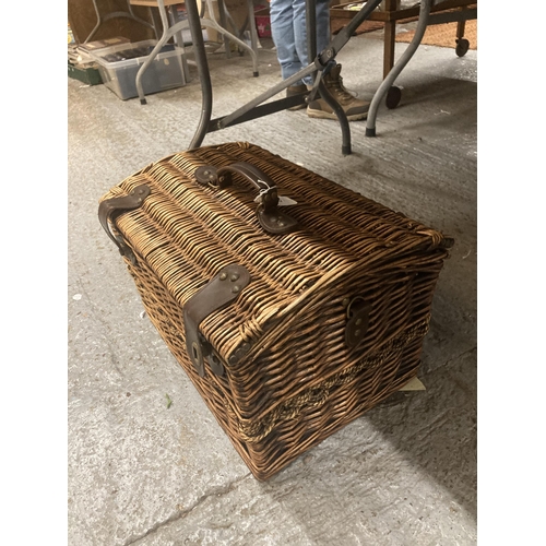 430 - A PICNIC HAMPER AND ACCESSORIES