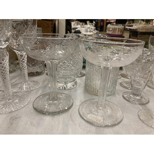 434 - A QUANTITY OF VINTAGE GLASSES TO INCLUDE CHAMPAGNE FLUTES, WINE, SHERRY, ETC