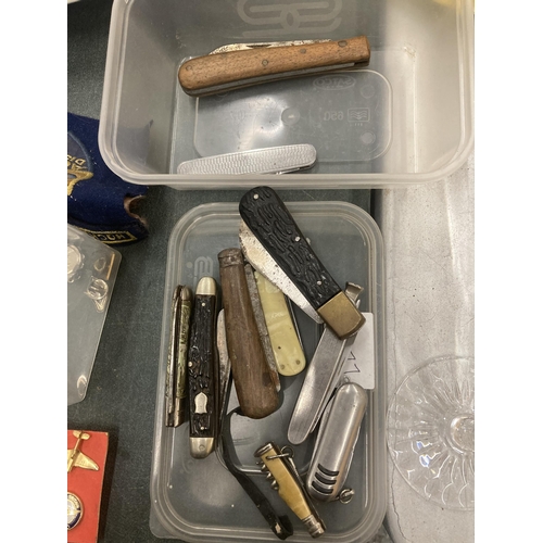 435 - A COLLECTION OF VINTAGE PENKNIVES TO INCLUDE FODEN, HORN HANDLED, ETC