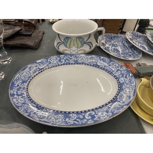 437 - A LARGE DAVENPORT PLATTER AND AN ALFRED PEARCE CHAMBER POT WITH RETRO DESIGN