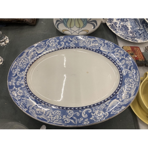 437 - A LARGE DAVENPORT PLATTER AND AN ALFRED PEARCE CHAMBER POT WITH RETRO DESIGN