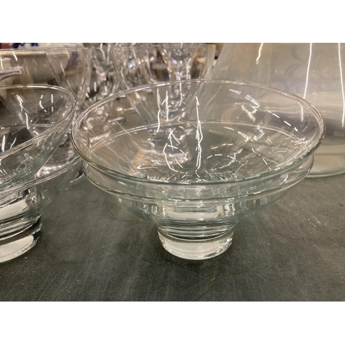 440 - A QUANTITY OF VERY STYLISH WINE GLASSES AND DESSERT BOWLS