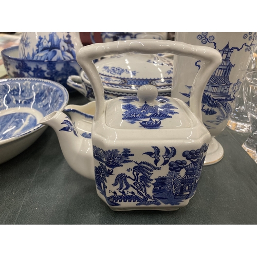 441 - A QUANTITY OF BLUE AND WHITE POTTERY TO INCLUDE A CHAMBER POT, BOWLS A JUG, VASE, TEAPOT, ETC