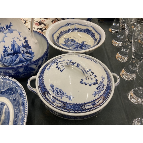 441 - A QUANTITY OF BLUE AND WHITE POTTERY TO INCLUDE A CHAMBER POT, BOWLS A JUG, VASE, TEAPOT, ETC