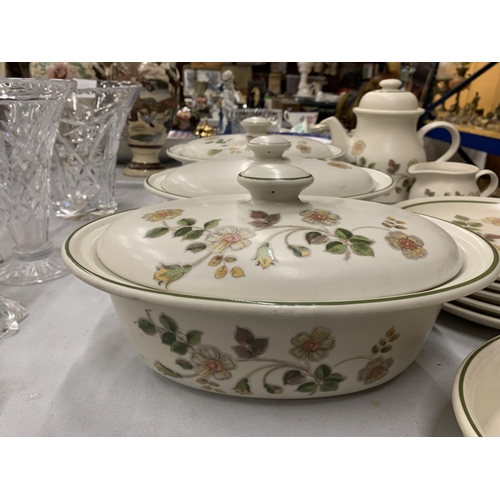 212 - A QUANTITY OF 'AUTUMN LEAVES' DINNERWARE TO INCLUDE PLATES, LIDDED SERVING DISHES, A TEAPOT, MILK JU... 