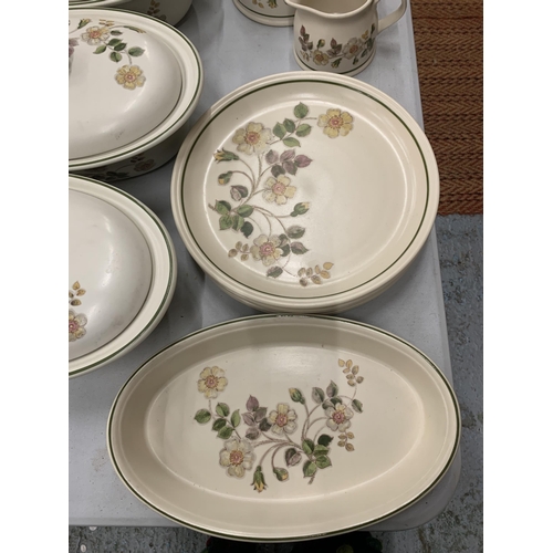 212 - A QUANTITY OF 'AUTUMN LEAVES' DINNERWARE TO INCLUDE PLATES, LIDDED SERVING DISHES, A TEAPOT, MILK JU... 