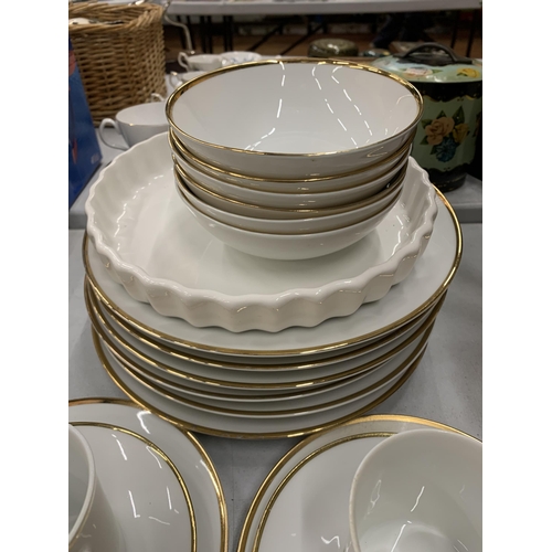 215 - AN ESCHENBACH GERMAN PART DINNER SERVICE TO INCLUDE VARIOUS SIZED PLATES, BOWLS, CUPS, SAUCERS, ETC