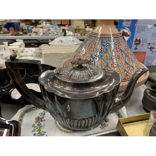 218 - A MIXED LOT TO INCLUDE A TAGINE, SILVER PLATED TEAPOT, WEDGWOOD PLATE, GLASSWARE, ETC