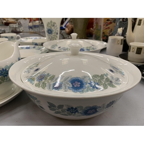 250 - A WEDGWOOD 'CLEMENTINE' PART DINNER SERVICE TO INCLUDE PLATES, BOWLS, SERVING TUREENS, SAUCE BOAT AN... 