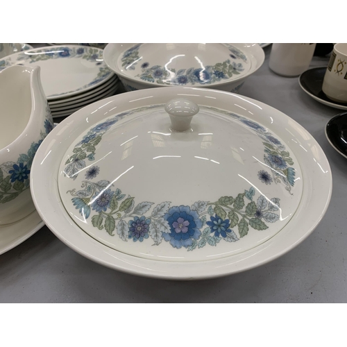 250 - A WEDGWOOD 'CLEMENTINE' PART DINNER SERVICE TO INCLUDE PLATES, BOWLS, SERVING TUREENS, SAUCE BOAT AN... 