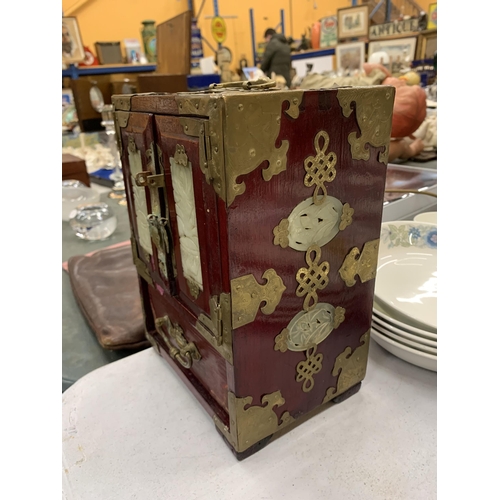 253 - AN ORIENTAL STYLE RED CABINET WITH METAL FITTINGS HEIGHT 24CM, WIDTH 18CM, DEPTH 13CM