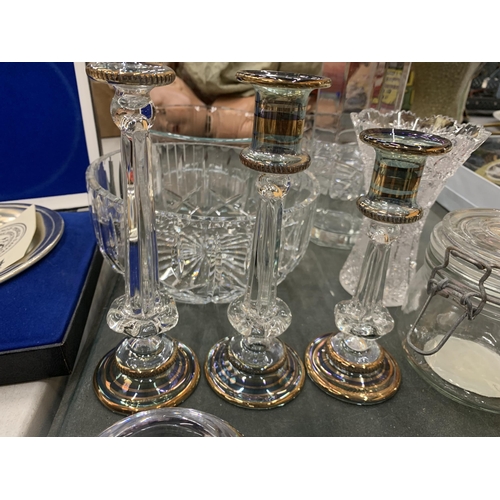 259 - A QUANTITY OF GLASSWARE TO INCLUDE CANDLESTICKS, BOWLS, VASES, ETC