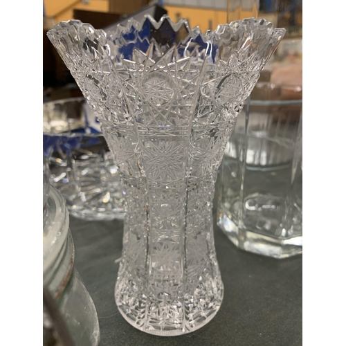 259 - A QUANTITY OF GLASSWARE TO INCLUDE CANDLESTICKS, BOWLS, VASES, ETC