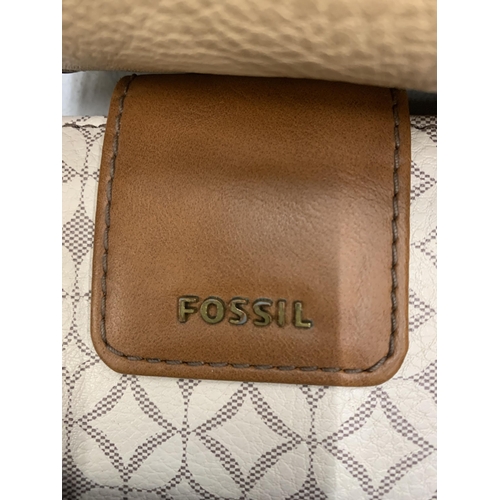 266 - A HANDBAG AND FOUR PURSES TO INCLUDE FOSSIL