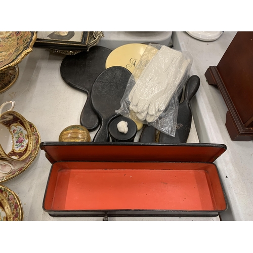 269 - AN ORIENTAL STYLE GLOVE BOX CONTAINING TWO PAIRS OF LEATHER GLOVES, VINTAGE HAND MIRRORS, ETC