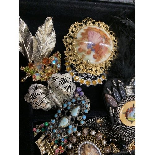 273 - A QUANTITY OF COSTUME JEWELLERY BROOCHES - SOME VINTAGE IN A BLACK BOX