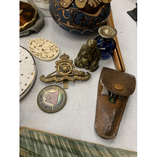 293 - A MIXED LOT TO INCLUDE VINTAGE FANS, FIGURES, A SMALL BRASS BUDDAH, A COMPACT, TRINKET POT, ELEPHANT... 