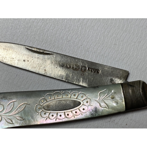 730 - A VICTORIAN HALLMARKED SILVER AND MOTHER OF PEARL HANDLED FRUIT KNIFE