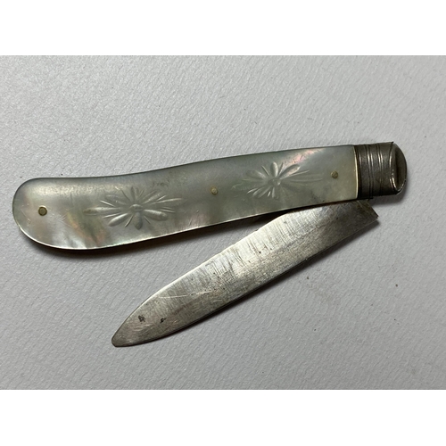 730 - A VICTORIAN HALLMARKED SILVER AND MOTHER OF PEARL HANDLED FRUIT KNIFE