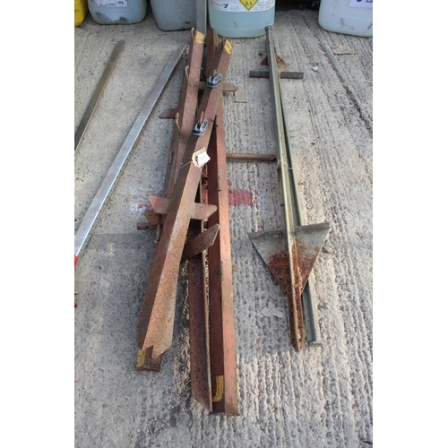 1267 - RAPPER ELECTRIC FENCE STAKES (5) RUTLAND REEL POST (2)  NO VAT