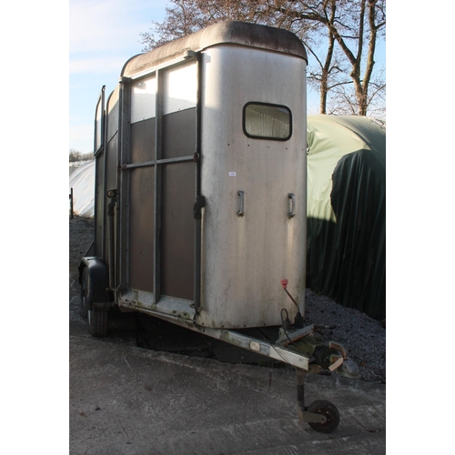 224 - A IFOR WILLIAMS TWIN AXLE  10FT DOUBLE HORSE TRAILER COMPLETE WITH MIDDLE PARTION GATE NO VAT