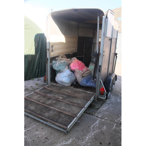 224 - A IFOR WILLIAMS TWIN AXLE  10FT DOUBLE HORSE TRAILER COMPLETE WITH MIDDLE PARTION GATE NO VAT